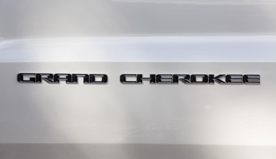 Логотип Jeep Grand Cherokee Summit (WK2) 2016 года  (фото 4 из 18)